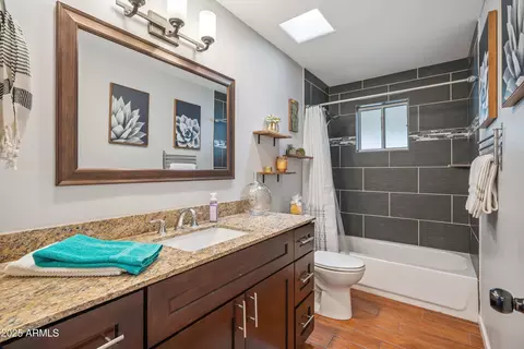 Bath - 1212 Echo Ln, Phoenix, AZ 85020 photo 2 of 3