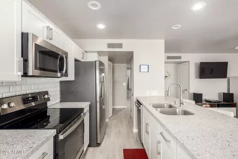 Kitchen - 5621 S Captain Kidd Ct #E, Tempe, AZ 85283 photo 2 of 5