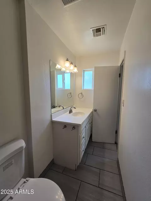 Bath - 2230 E Beverly Ln, Phoenix, AZ 85022 photo 3 of 4