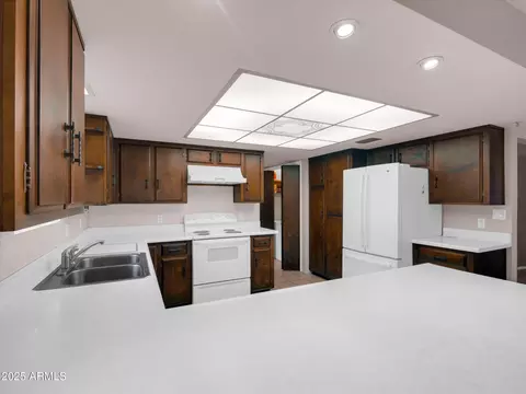 Kitchen - 733 E Hatcher Rd, Phoenix, AZ 85020 photo 2 of 4