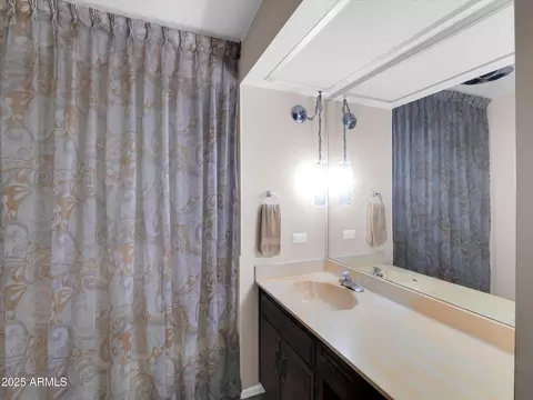 Bath - 733 E Hatcher Rd, Phoenix, AZ 85020 photo 2 of 4