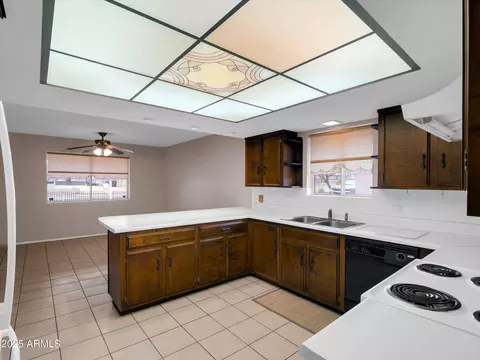 Kitchen - 733 E Hatcher Rd, Phoenix, AZ 85020 photo 3 of 4