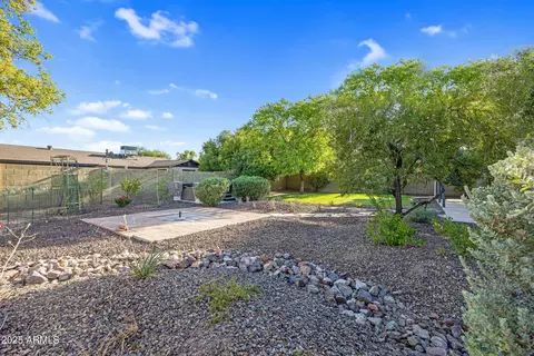 Exterior - 815 E Paradise Ln, Phoenix, AZ 85022 photo 5 of 7