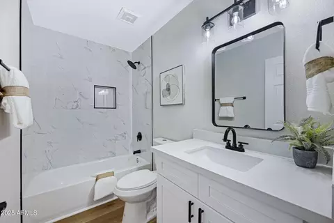 Bath - 815 E Paradise Ln, Phoenix, AZ 85022 photo 1 of 2