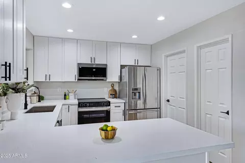 Kitchen - 815 E Paradise Ln, Phoenix, AZ 85022 photo 3 of 5