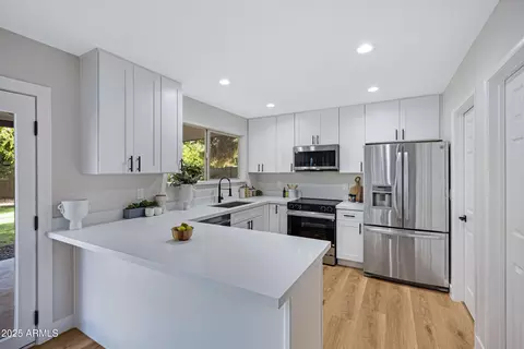 Kitchen - 815 E Paradise Ln, Phoenix, AZ 85022 photo 1 of 5