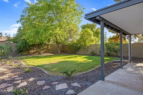 Exterior - 815 E Paradise Ln, Phoenix, AZ 85022 photo 6 of 7