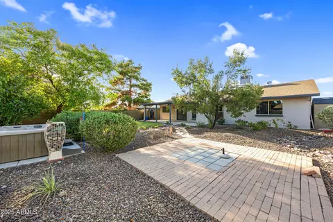 Exterior - 815 E Paradise Ln, Phoenix, AZ 85022 photo 4 of 7