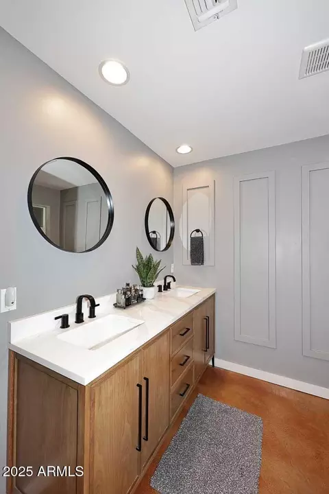 Bath - 1310 W Pasadena Ave, Phoenix, AZ 85013 photo 5 of 6