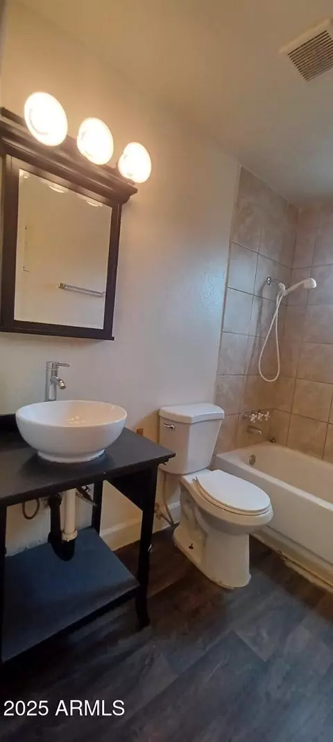 Bath - 4401 N 12th St #112, Phoenix, AZ 85014 photo 1 of 1