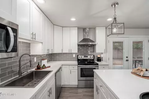 Kitchen - 3543 E Gelding Dr, Phoenix, AZ 85032 photo 3 of 6