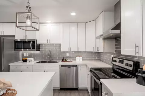 Kitchen - 3543 E Gelding Dr, Phoenix, AZ 85032 photo 5 of 6