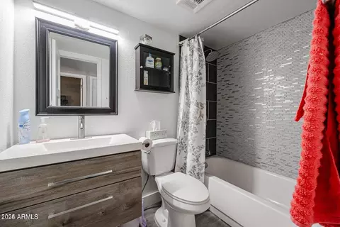 Bath - 1225 E Lawrence Ln, Phoenix, AZ 85020 photo 2 of 2