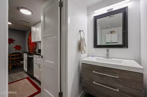 Bath - 1225 E Lawrence Ln, Phoenix, AZ 85020 photo 1 of 2