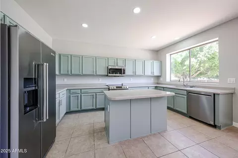 Kitchen - 2940 E Cathy Dr, Gilbert, AZ 85296 photo 4 of 5