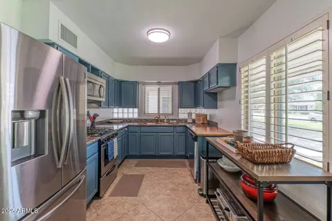 Kitchen - 722 E State Ave, Phoenix, AZ 85020 photo 2 of 3
