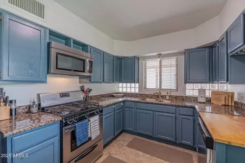 Kitchen - 722 E State Ave, Phoenix, AZ 85020 photo 1 of 3