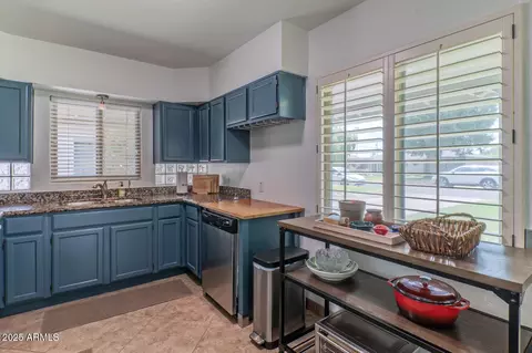 Kitchen - 722 E State Ave, Phoenix, AZ 85020 photo 3 of 3