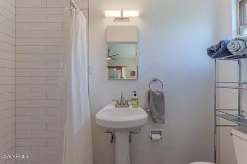 Bath - 722 E State Ave, Phoenix, AZ 85020 photo 1 of 3