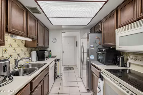 Kitchen - 831 E Villa Rita Dr, Phoenix, AZ 85022 photo 2 of 2