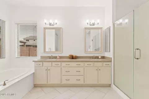 Bath - 4268 E Comstock Dr, Gilbert, AZ 85296 photo 4 of 6