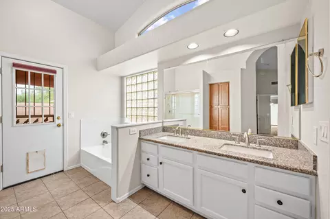 Bath - 4515 E Lone Cactus Dr, Phoenix, AZ 85050 photo 1 of 4