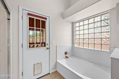 Bath - 4515 E Lone Cactus Dr, Phoenix, AZ 85050 photo 3 of 4