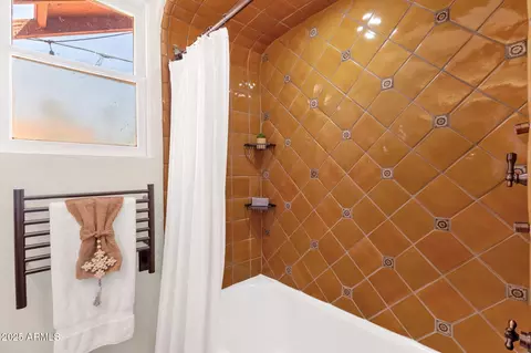 Bath - 1530 Earll Dr, Phoenix, AZ 85014 photo 4 of 4