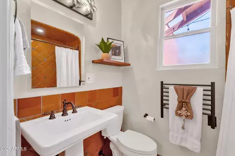 Bath - 1530 Earll Dr, Phoenix, AZ 85014 photo 3 of 4