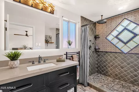 Bath - 1530 Earll Dr, Phoenix, AZ 85014 photo 1 of 4