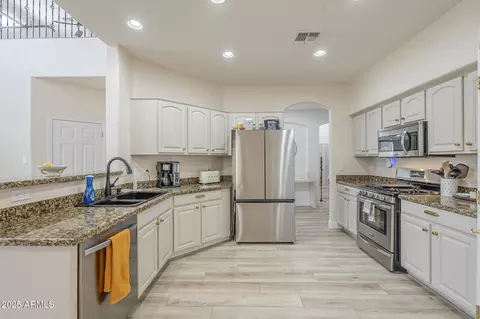 Kitchen - 2412 W Eagle Feather Rd, Phoenix, AZ 85085 photo 5 of 8