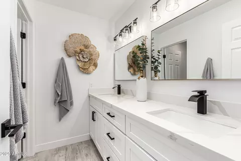 Bath - 4116 E Lupine Ave, Phoenix, AZ 85028 photo 2 of 3