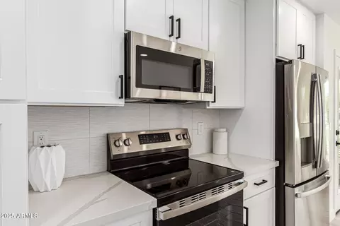 Kitchen - 4116 E Lupine Ave, Phoenix, AZ 85028 photo 3 of 4