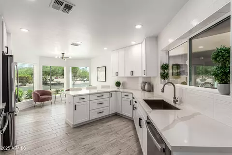 Kitchen - 4116 E Lupine Ave, Phoenix, AZ 85028 photo 2 of 4