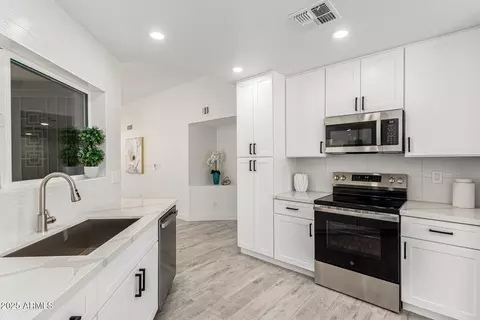 Kitchen - 4116 E Lupine Ave, Phoenix, AZ 85028 photo 4 of 4