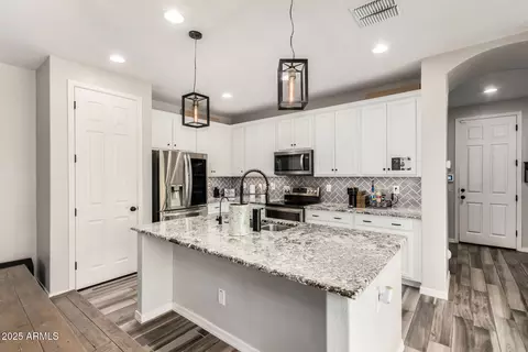 Kitchen - 3907 E Perkinsville St, Gilbert, AZ 85295 photo 3 of 4