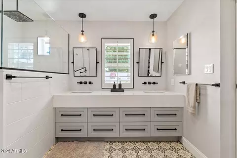 Bath - 3841 Elm St, Phoenix, AZ 85018 photo 2 of 7