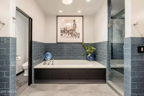 Bath - 346 E Orangewood Ave, Phoenix, AZ 85020 photo 1 of 6