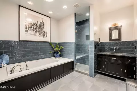 Bath - 346 E Orangewood Ave, Phoenix, AZ 85020 photo 2 of 6