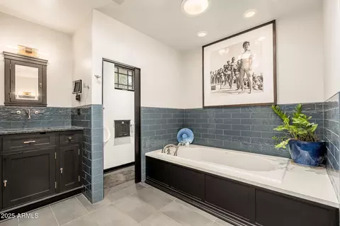 Bath - 346 E Orangewood Ave, Phoenix, AZ 85020 photo 4 of 6