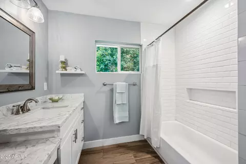 Bath - 8045 N 7th Ave, Phoenix, AZ 85021 photo 5 of 6