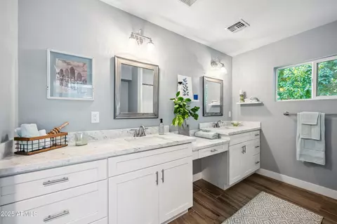 Bath - 8045 N 7th Ave, Phoenix, AZ 85021 photo 4 of 6