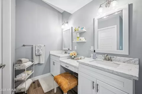 Bath - 8045 N 7th Ave, Phoenix, AZ 85021 photo 2 of 6