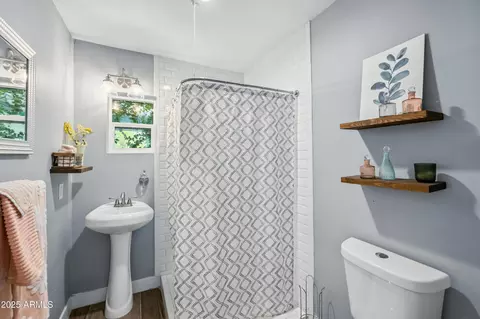 Bath - 8045 N 7th Ave, Phoenix, AZ 85021 photo 1 of 6