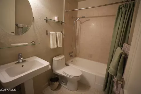Bath - 3526 E Piccadilly Rd, Phoenix, AZ 85018 photo 1 of 2