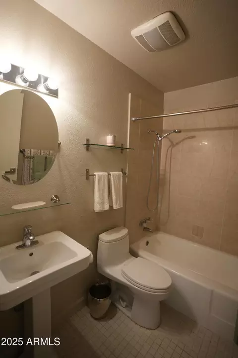 Bath - 3526 E Piccadilly Rd, Phoenix, AZ 85018 photo 2 of 2