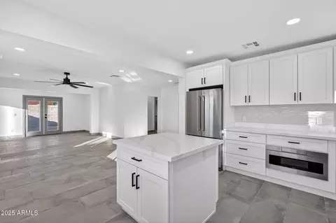 Kitchen - 3241 N 27th Pl, Phoenix, AZ 85016 photo 3 of 4
