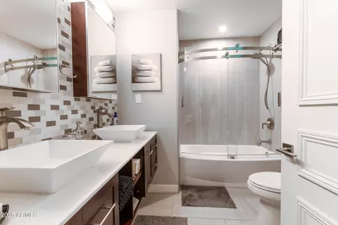 Bath - 1136 E Forest Hills Dr, Phoenix, AZ 85022 photo 2 of 5