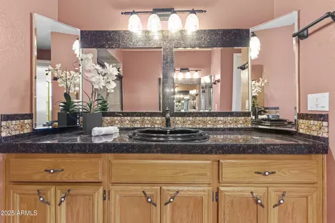 Bath - 1230 E Rowlands Ln, Phoenix, AZ 85022 photo 2 of 4