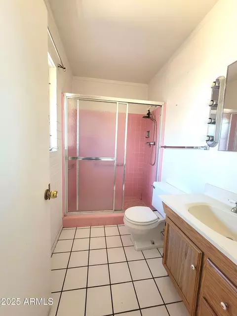 Bath - 4242 N 11th Pl, Phoenix, AZ 85014 photo 2 of 2